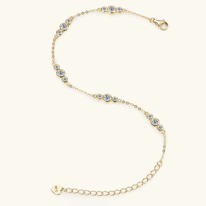 Bracelet maille fluide triple pierres en argent 925 plaqué or jaune et diamants brillants à plat vue du dessus.