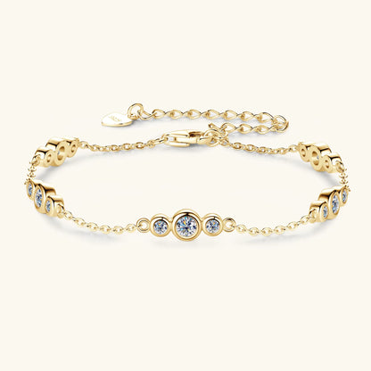 Bracelet maille fluide triple pierres en argent 925 plaqué or jaune lumineux et diamants vue de face.