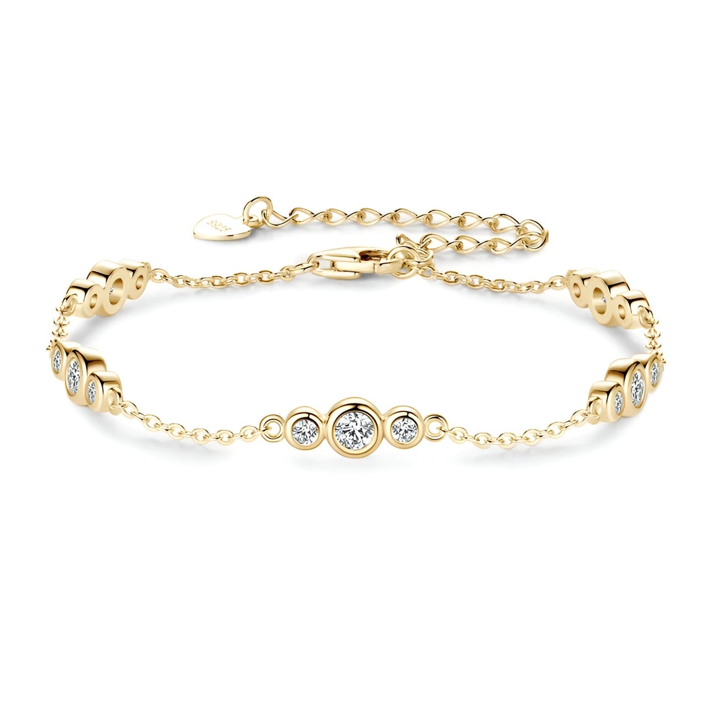 Bracelet maille fluide triple pierres en argent 925 plaqué or jaune et diamants sur fond blanc.