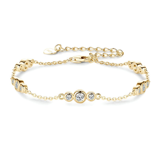 Bracelet maille fluide triple pierres en argent 925 plaqué or jaune et diamants sur fond blanc.