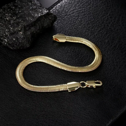 Bracelet maille serpent en argent sterling 925 plaqué or jaune étalé.