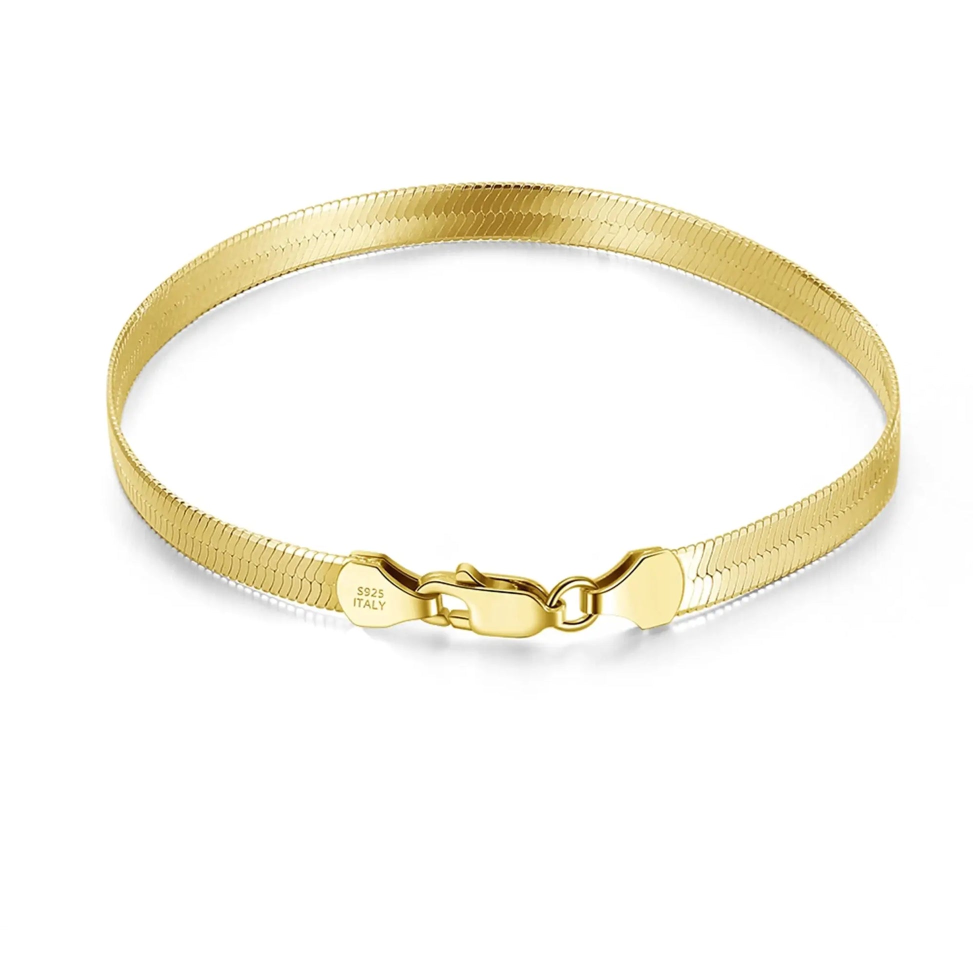 Bracelet maille serpent en argent 925 plaqué or jaune sur fond blanc.