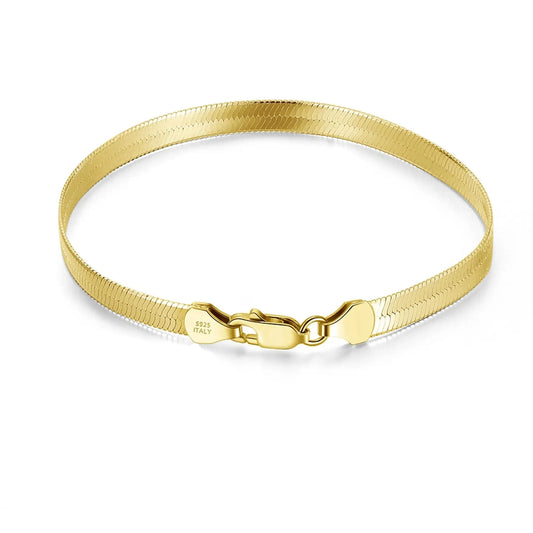 Bracelet maille serpent en argent 925 plaqué or jaune sur fond blanc.