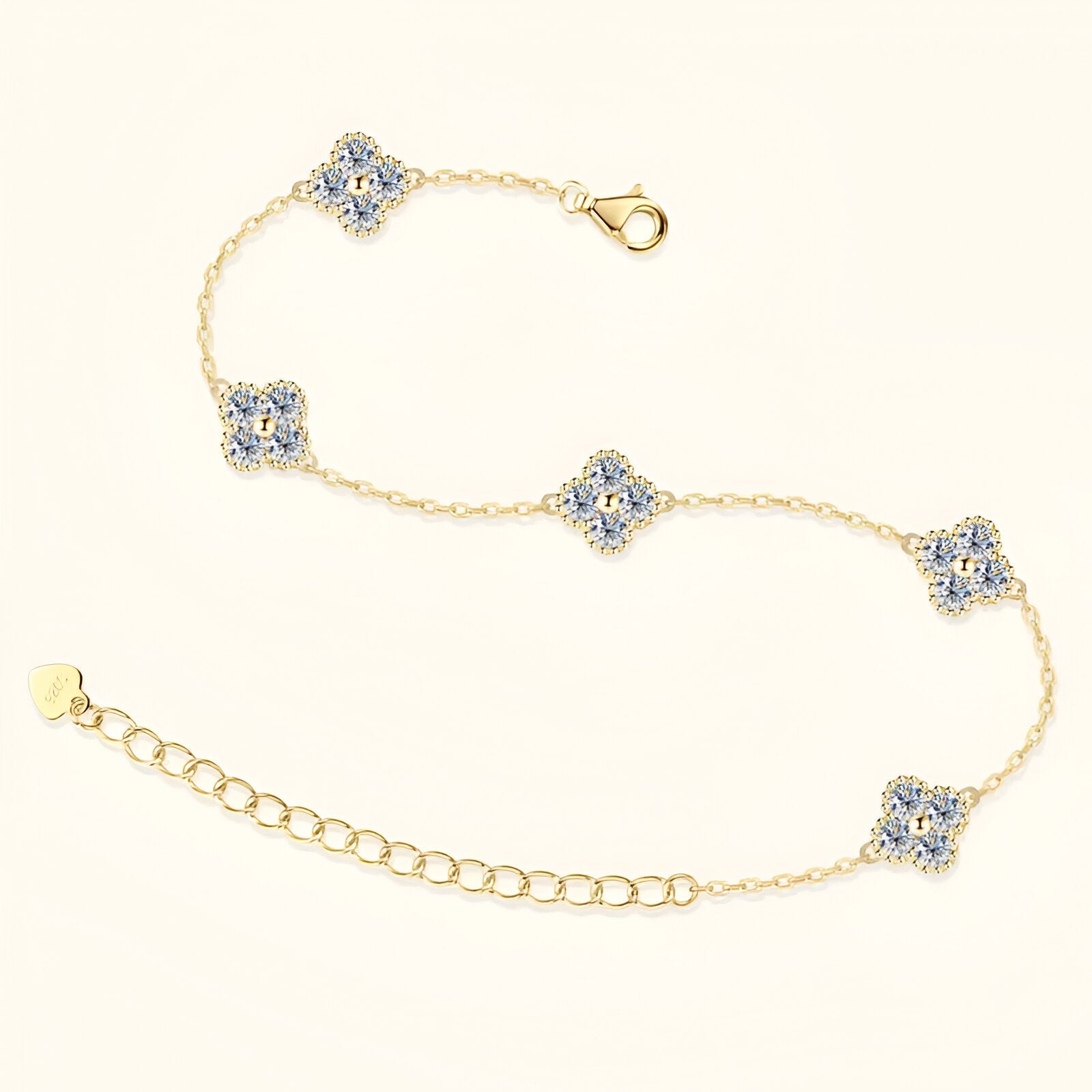 Bracelet maille trèfle porte-bonheur en argent 925 plaqué or jaune et diamants vue du dessus.