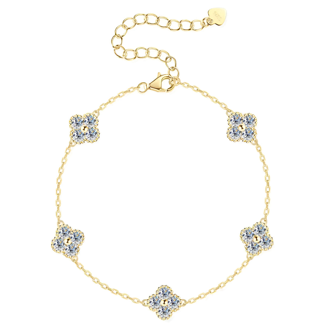Bracelet maille trèfle porte-bonheur en argent 925 plaqué or jaune lumineux et diamants vue en entier.
