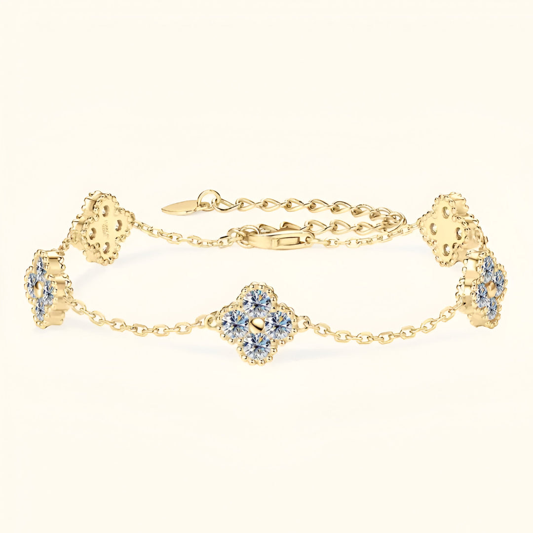 Bracelet maille trèfle porte-bonheur en argent 925 plaqué or jaune lumineux et diamants vue de face.