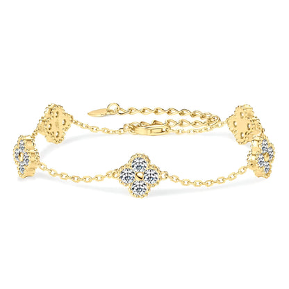 Bracelet maille trèfle porte-bonheur en argent 925 plaqué or jaune et diamants sur fond blanc.