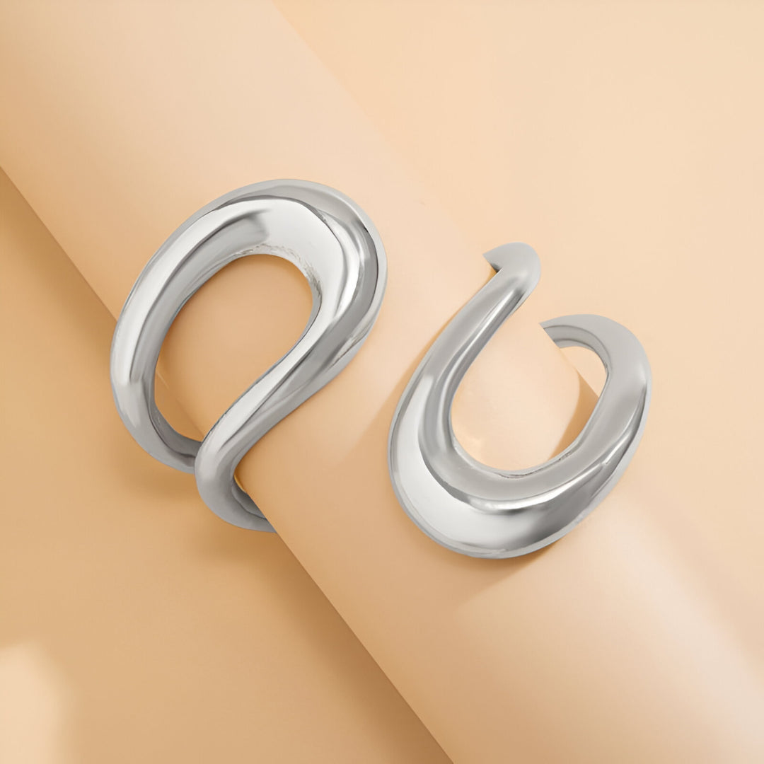 Bracelet manchette ajustable en or blanc vue du dessus.