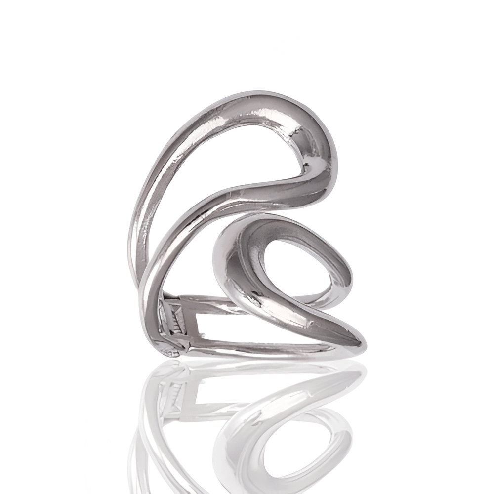 Bracelet manchette ajustable en or blanc sur fond blanc.