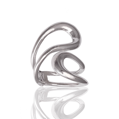 Bracelet manchette ajustable en or blanc sur fond blanc.