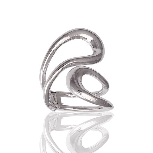 Bracelet manchette ajustable en or blanc sur fond blanc.