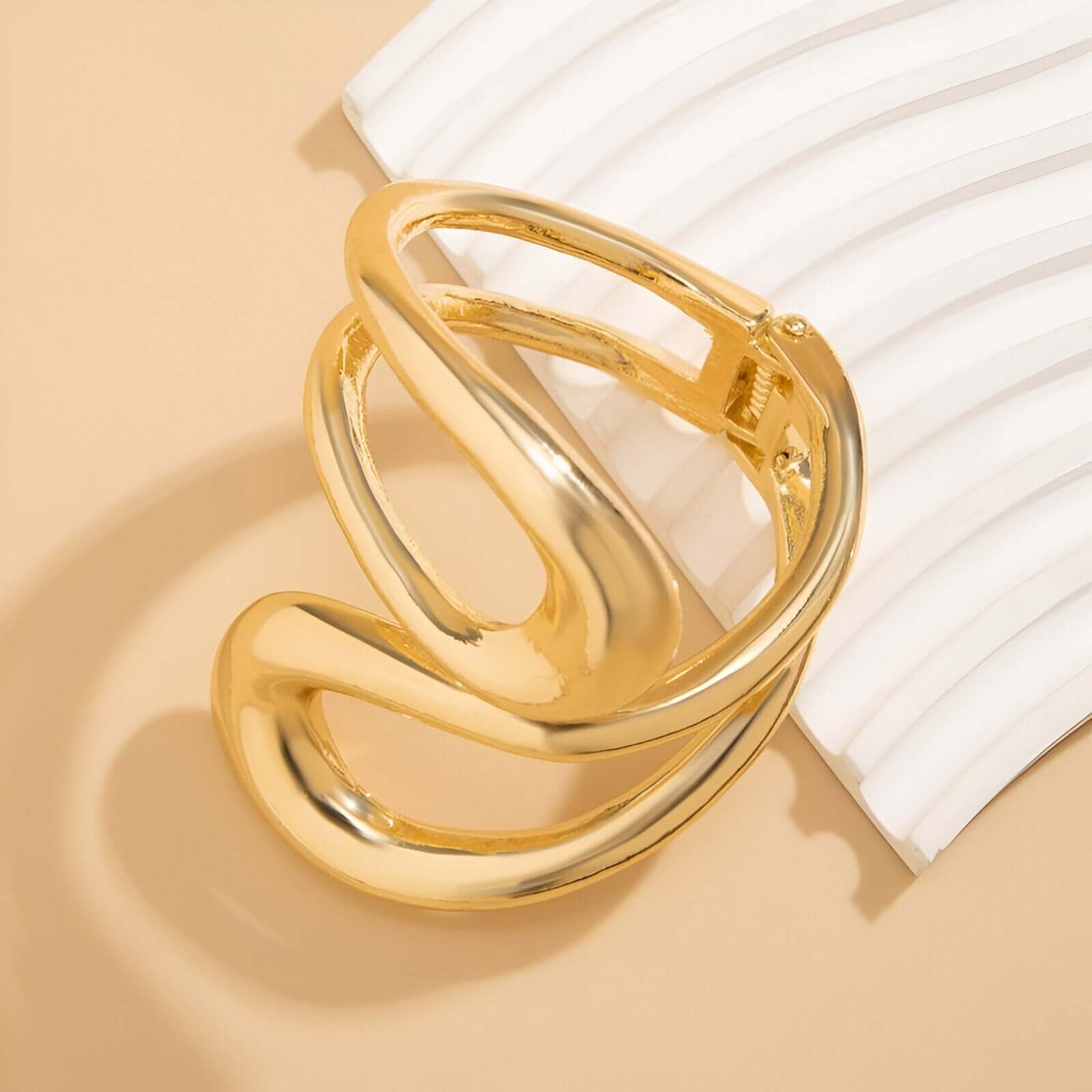 Bracelet manchette ajustable en or jaune vue de côté.