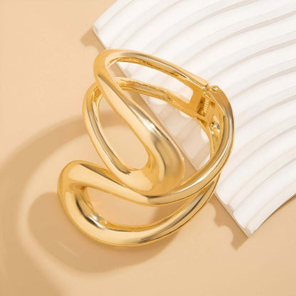 Bracelet manchette ajustable en or jaune vue de côté.