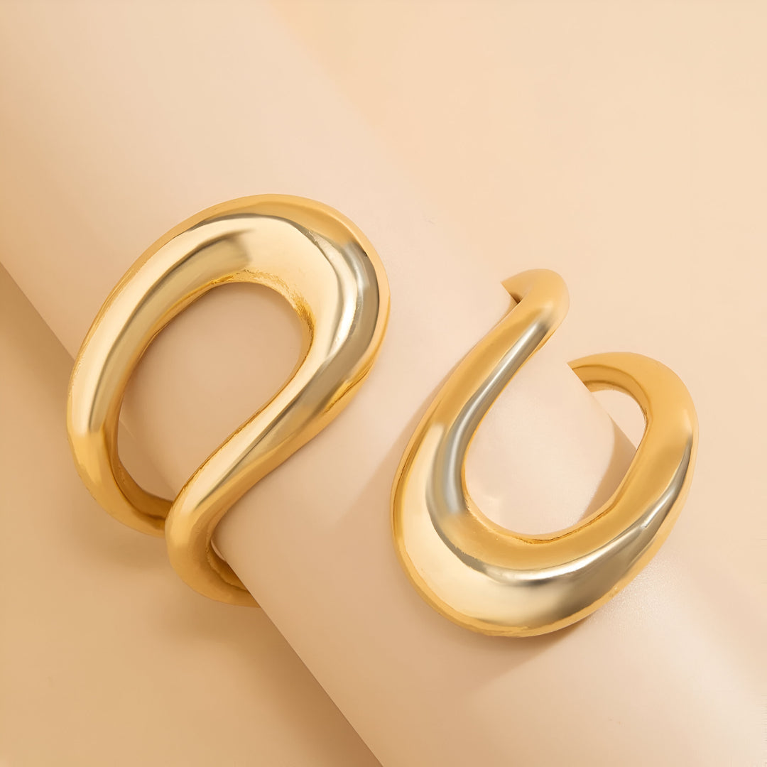 Bracelet manchette ajustable en or jaune vue du dessus.