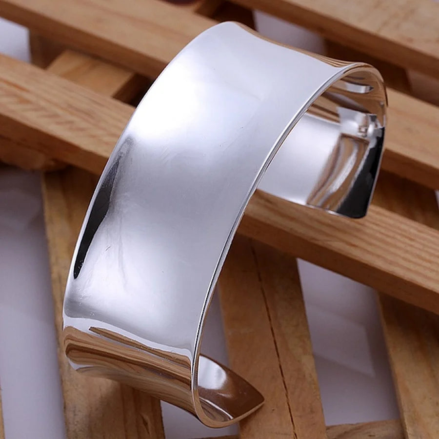 Bracelet manchette incurvé Sélina en argent sterling 925 debout.