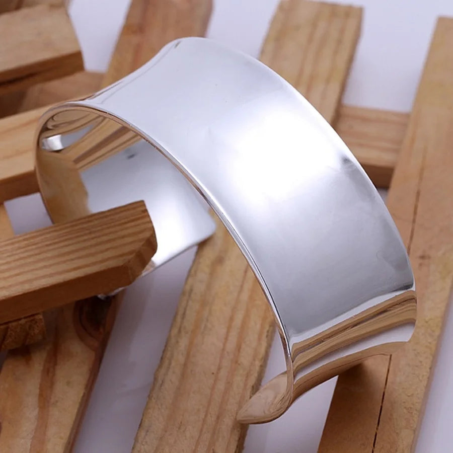 Bracelet manchette ouvert en argent 925 blanc vue de côté.