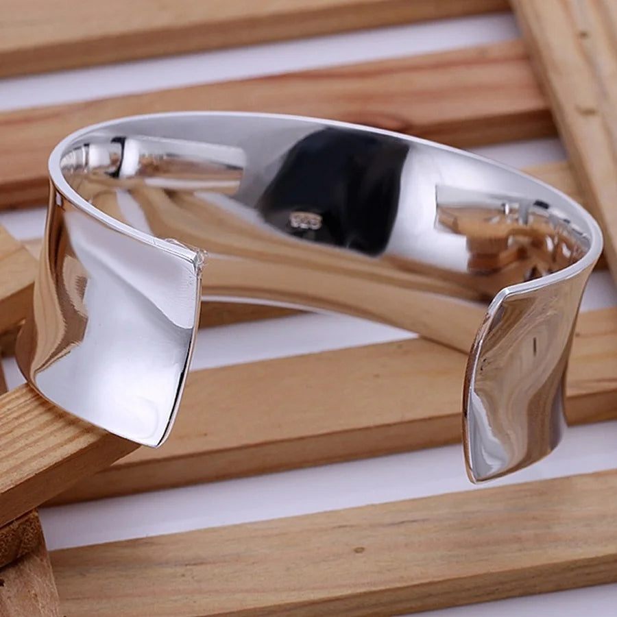 Bracelet manchette ouvert en argent 925 blanc vue de dos.