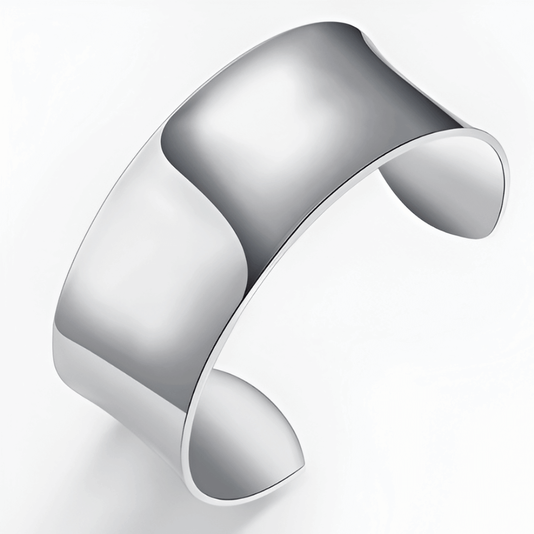 Bracelet manchette ouvert en argent 925 blanc sur fond blanc.