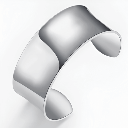 Bracelet manchette ouvert en argent 925 blanc sur fond blanc.