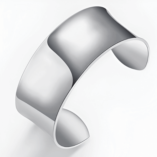 Bracelet manchette ouvert en argent 925 blanc sur fond blanc.