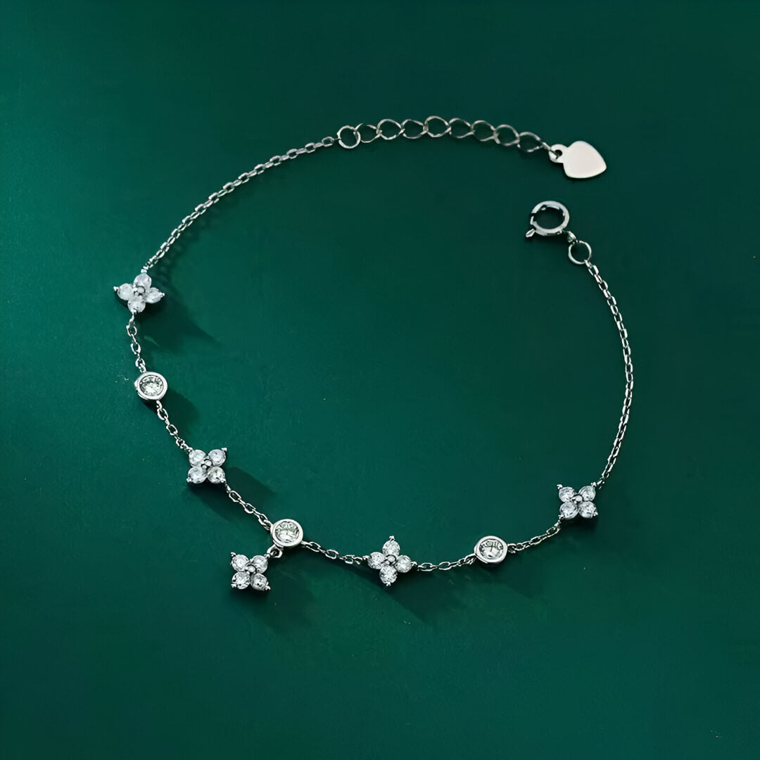Bracelet pendeloque fleur en argent 925 plaqué or blanc et moissanites étincelantes à plat.