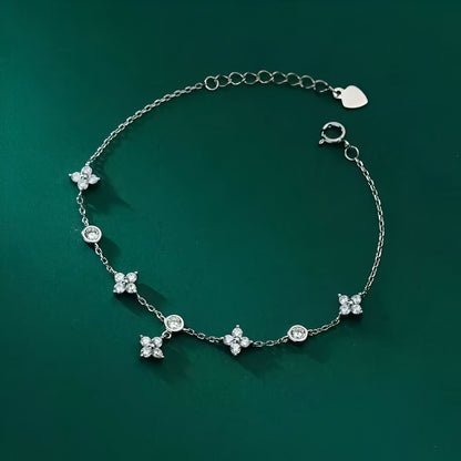 Bracelet pendeloque fleur en argent 925 plaqué or blanc et moissanites étincelantes à plat.