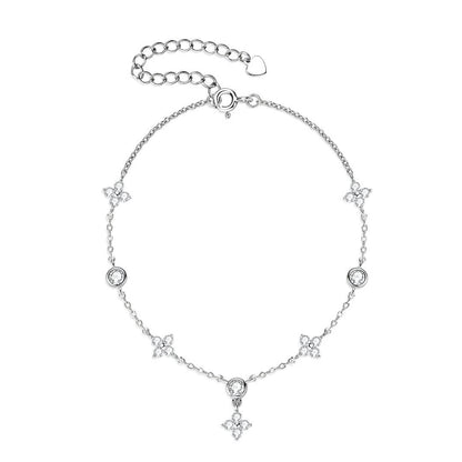 Bracelet pendeloque fleur en argent 925 plaqué or blanc et moissanites sur fond blanc.