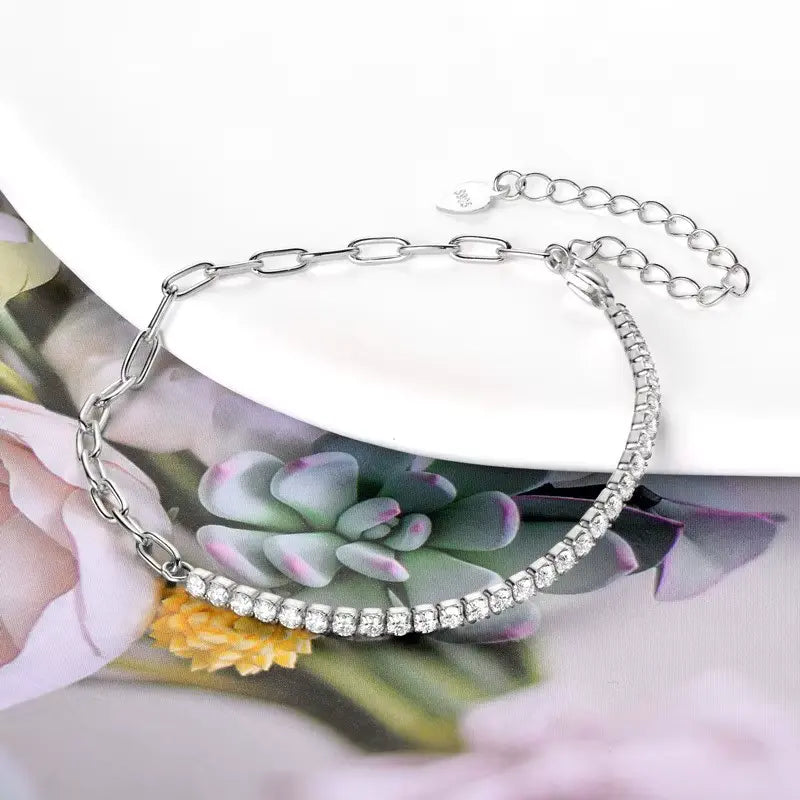 Bracelet semi-tennis chaîne cheval en argent 925 plaqué or blanc et moissanites à plat.