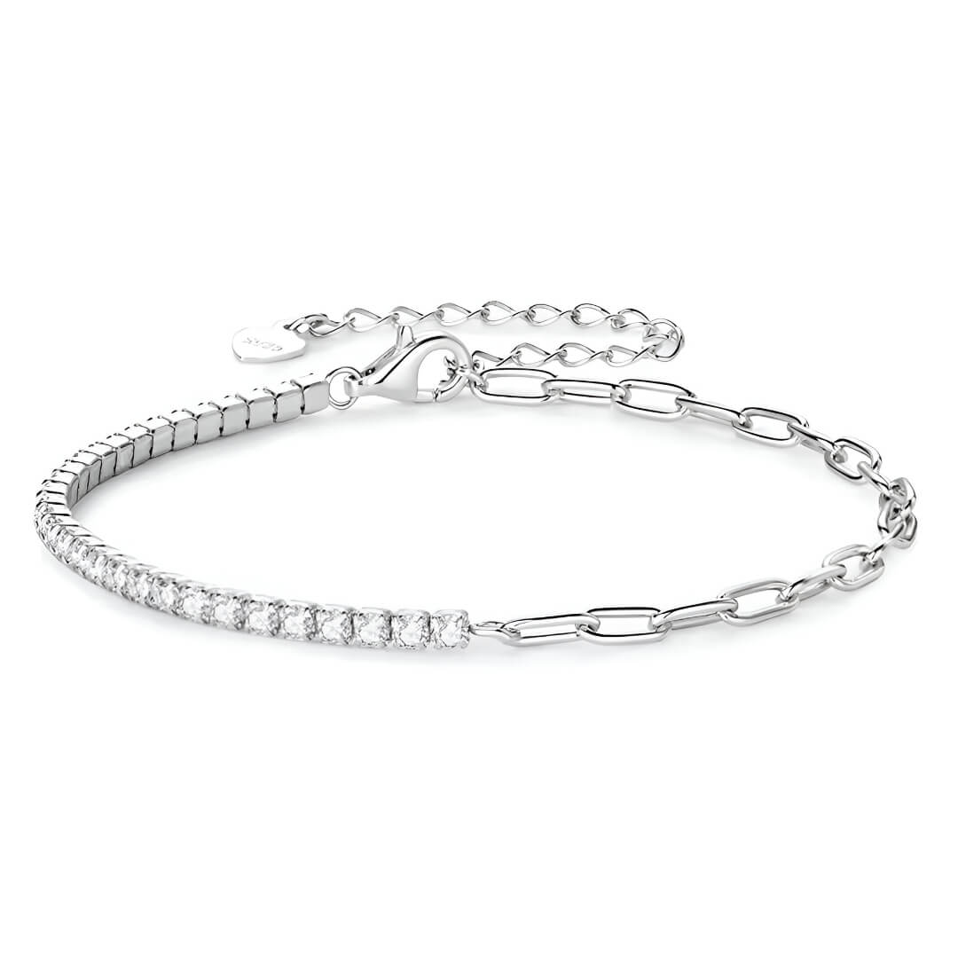 Bracelet semi-tennis chaîne cheval en argent 925 plaqué or blanc et moissanites sur fond blanc.