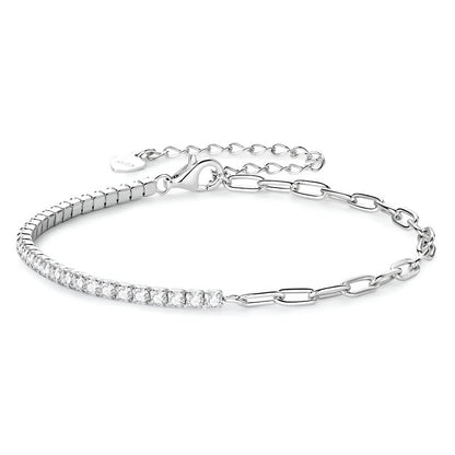 Bracelet semi-tennis chaîne cheval en argent 925 plaqué or blanc et moissanites sur fond blanc.