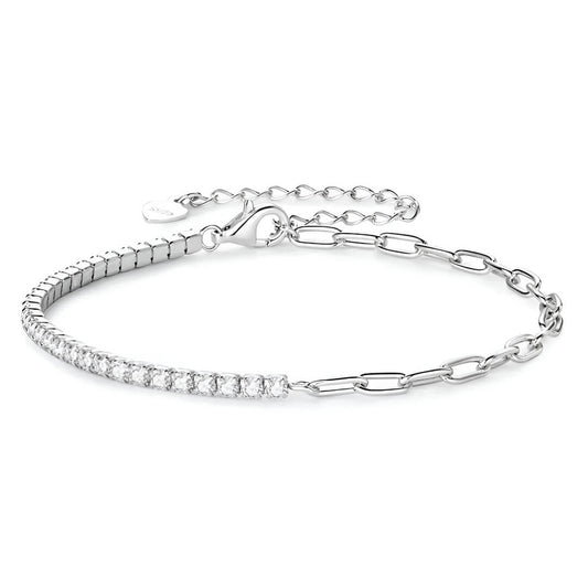 Bracelet semi-tennis chaîne cheval en argent 925 plaqué or blanc et moissanites sur fond blanc.