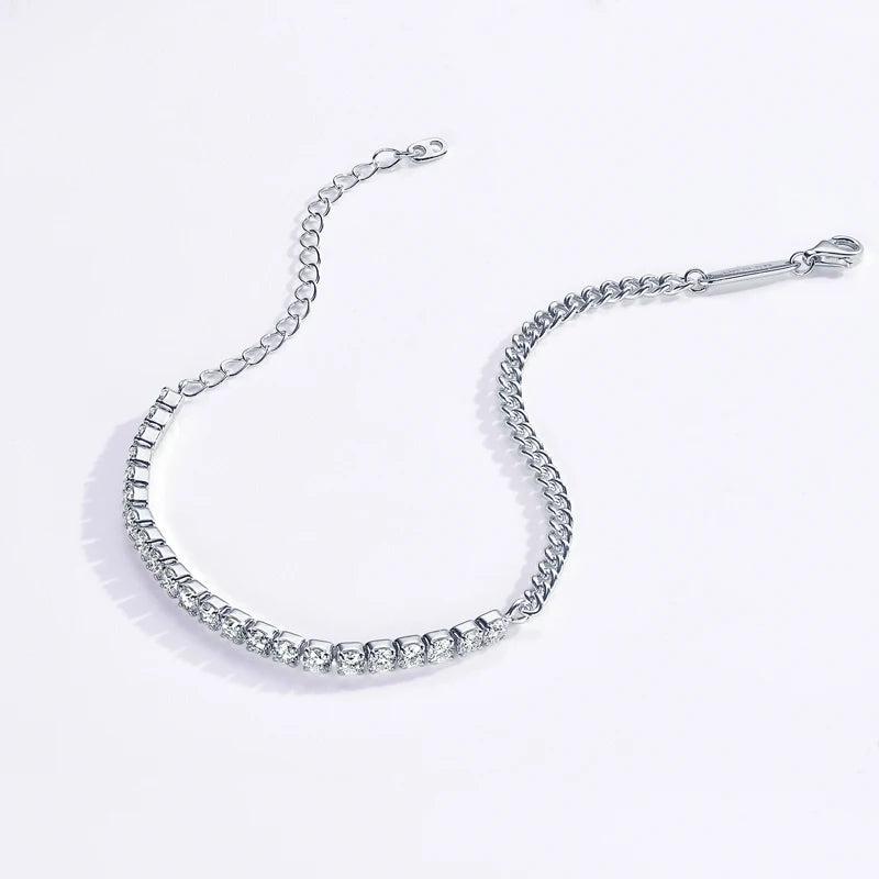 Bracelet semi-tennis chaîne cubaine en argent sterling plaqué or blanc et diamants en moissanite étalé.
