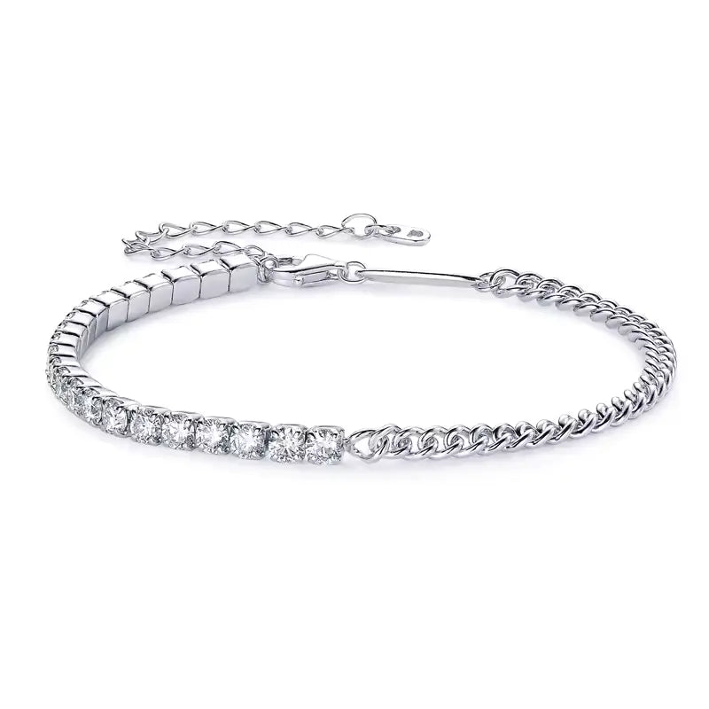 Bracelet semi-tennis chaîne cubaine en argent 925 plaqué or blanc et diamants en moissanite sur fond blanc.