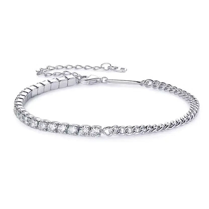 Bracelet semi-tennis chaîne cubaine en argent 925 plaqué or blanc et diamants en moissanite sur fond blanc.