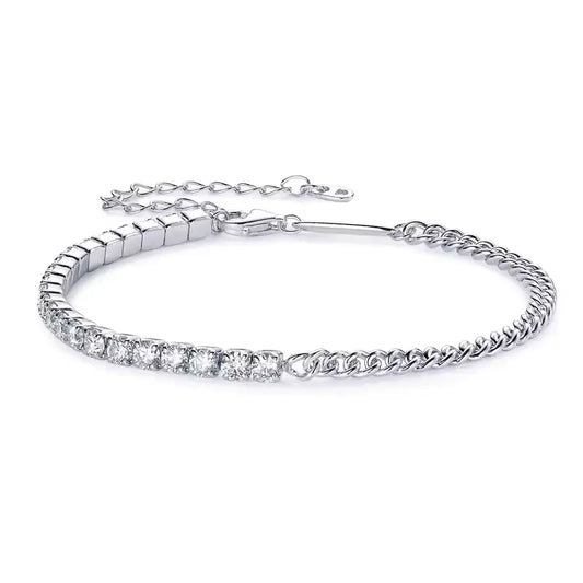 Bracelet semi-tennis chaîne cubaine en argent 925 plaqué or blanc et diamants en moissanite sur fond blanc.