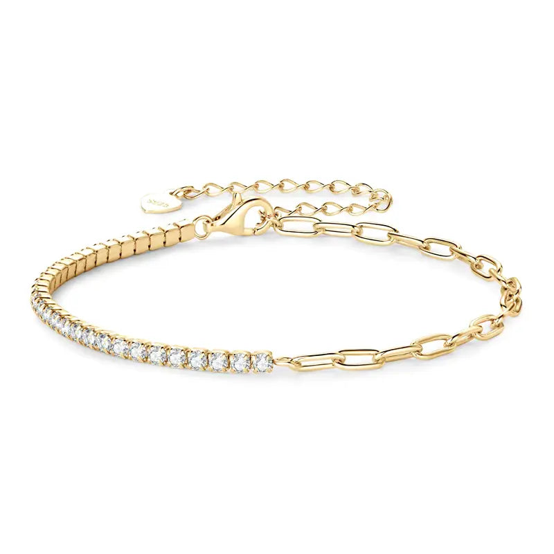 Bracelet semi-tennis maille cheval 2mm d'épaisseur en argent 925 plaqué or jaune et diamants sur fond blanc.