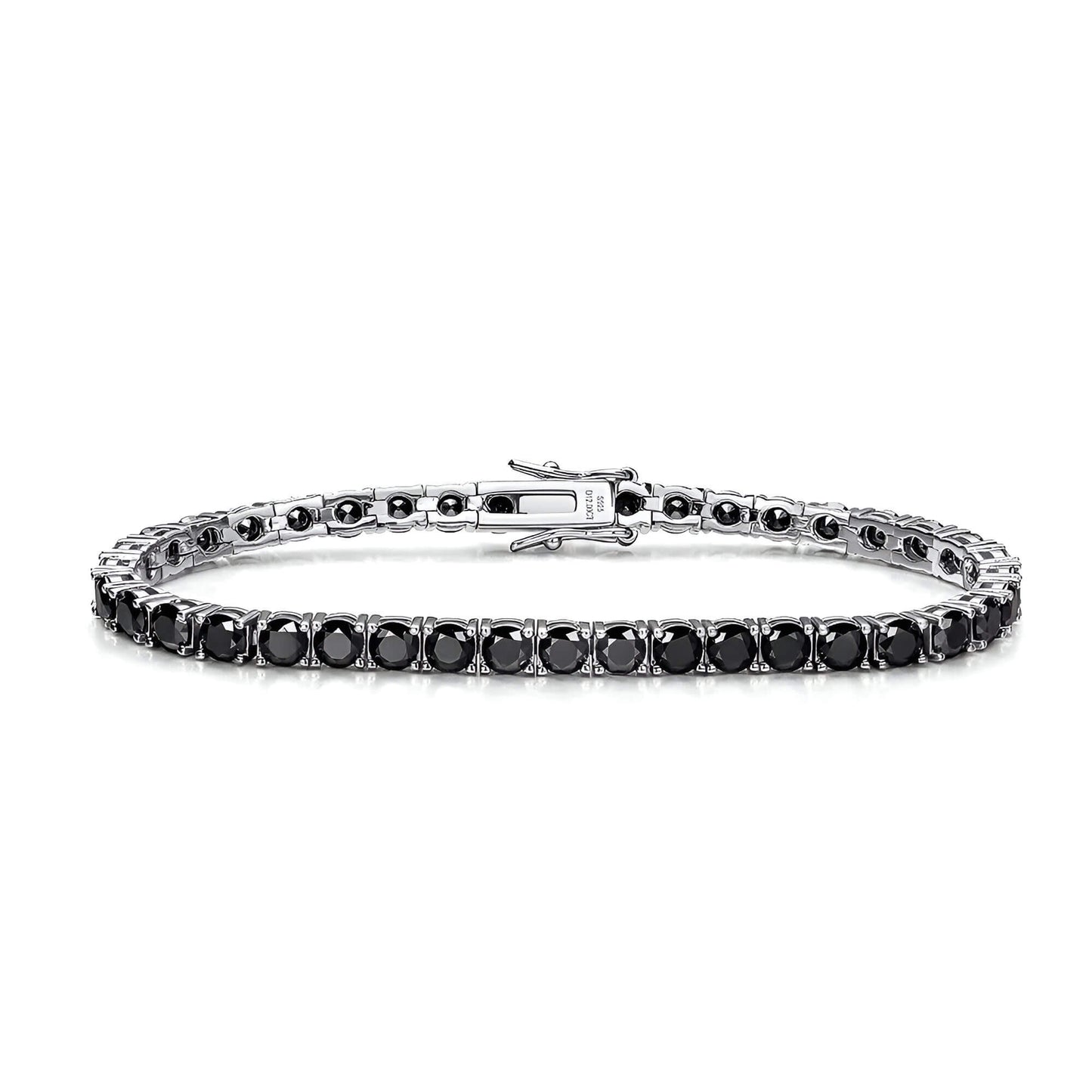 Bracelet tennis diamant noir en argent plaqué or blanc sur fond blanc.
