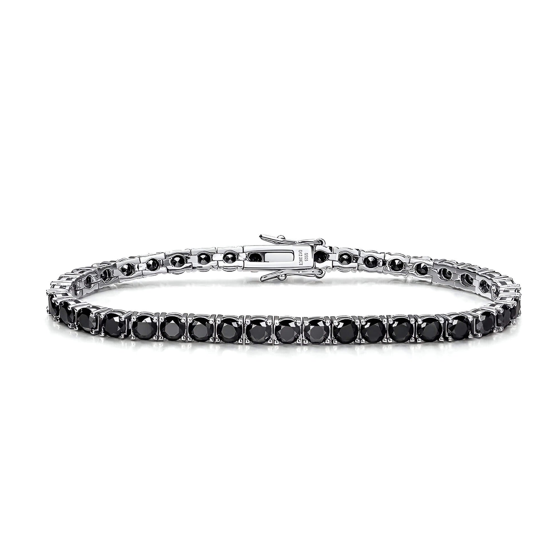 Bracelet tennis diamant noir en argent plaqué or blanc sur fond blanc.