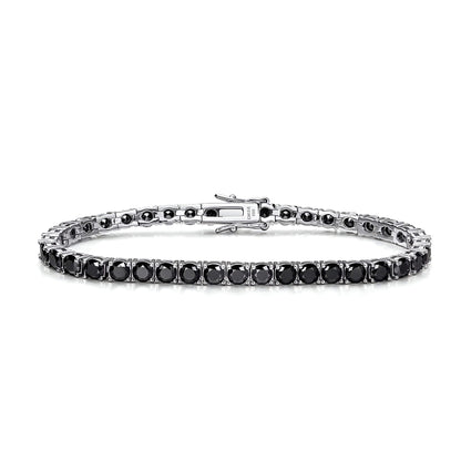 Bracelet tennis diamant noir en argent plaqué or blanc sur fond blanc.