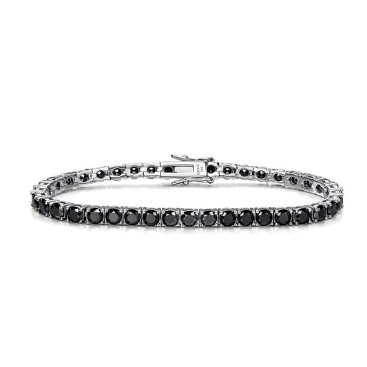 Bracelet tennis diamant noir en argent plaqué or blanc sur fond blanc.