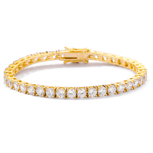 Bracelet tennis en argent plaqué or jaune et diamants synthétiques sur fond blanc.
