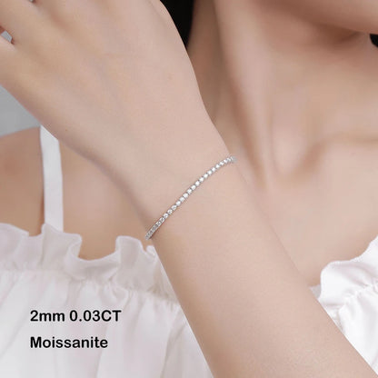 Bracelet tennis riad en argent 925 plaqué or blanc et diamants variante 0.03ct porté au poignet d'une femme.