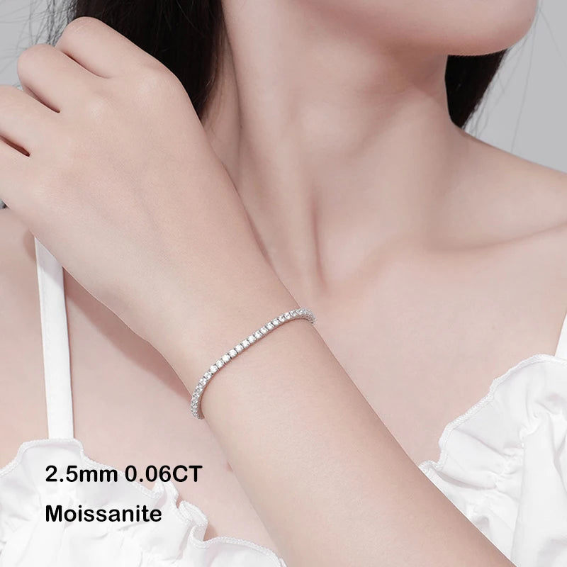 Bracelet tennis riad en argent 925 plaqué or blanc et diamants variante 0.06ct porté au poignet d'une femme.