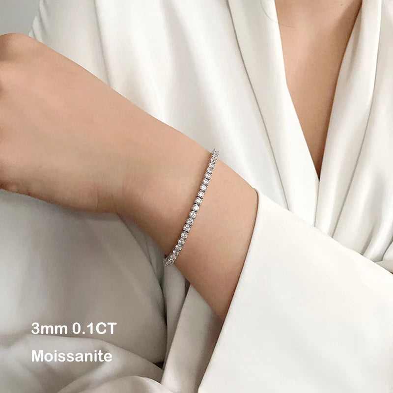 Bracelet tennis riad en argent 925 plaqué or blanc et diamants variante 0.1ct porté au poignet d'une femme.