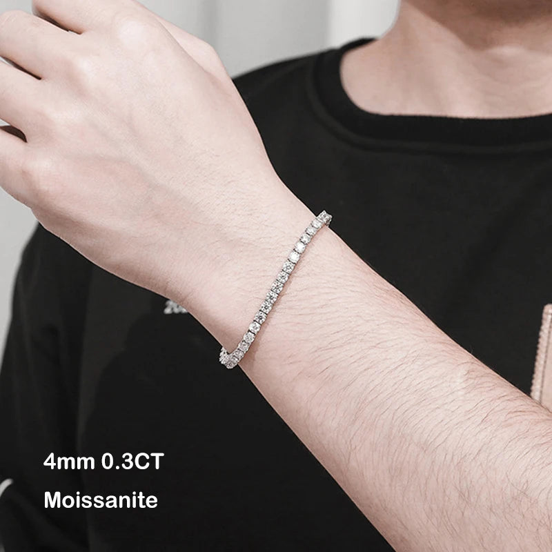 Bracelet tennis riad en argent 925 plaqué or blanc et diamants variante 0.3ct porté au poignet d'un homme.