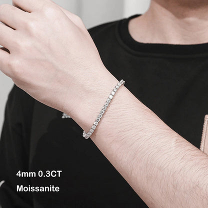 Bracelet tennis riad en argent 925 plaqué or blanc et diamants variante 0.3ct porté au poignet d'un homme.