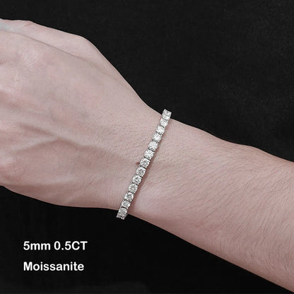 Bracelet tennis riad en argent 925 plaqué or blanc et diamants variante 0.5ct porté au poignet d'un homme.