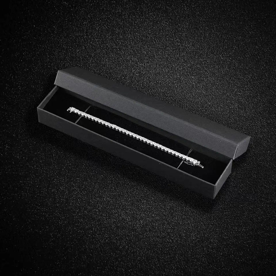 Bracelet tennis en argent 925 plaqué or blanc et diamants synthétiques dans son écrin.