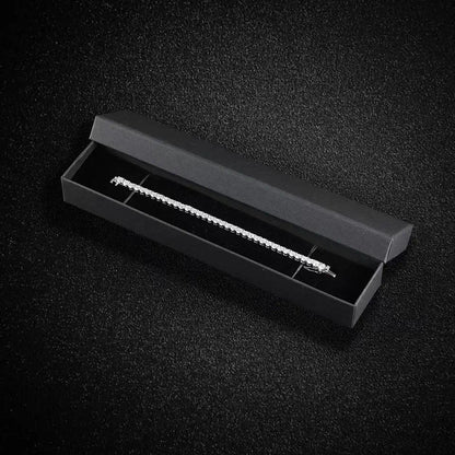 Bracelet tennis en argent 925 plaqué or blanc et diamants synthétiques dans son écrin.