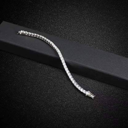 Bracelet tennis en argent 925 plaqué or blanc et diamants synthétiques posé sur son écrin.